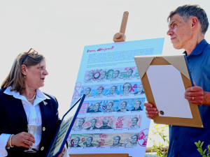 Známka propojuje lidi. Prezident Pavel a miliardář Dědek uctili památku Dany Drábové