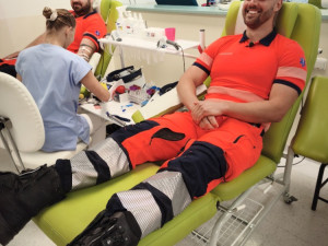 Přes šedesát litrů. Záchranáři, hasiči a policisté darovali v Brně krev