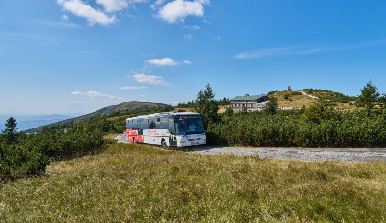 Auto nechte doma, do Krkonoš se pohodlně dostanete turistickými autobusy