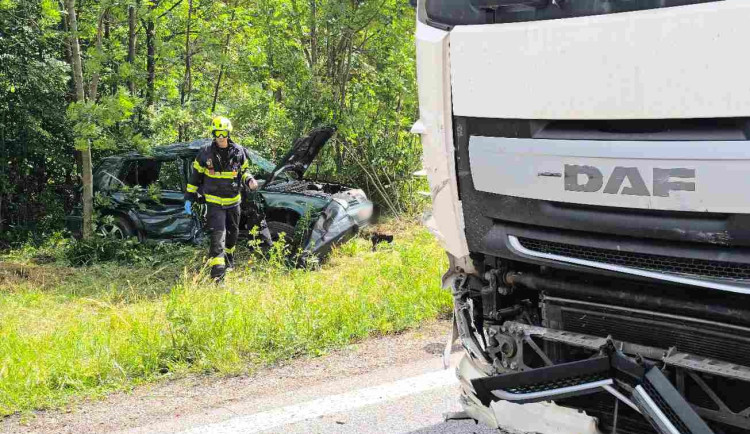 Srážka auta s kamionem uzavřela silnici I/11, pro ženu letěl vrtulník