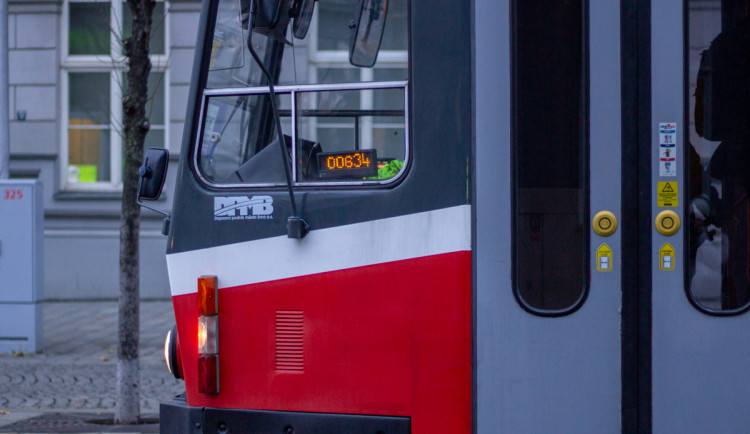 Přichází léto, v Brně se kope. Dělníci opraví trať do Bystrce i koleje v Renneské