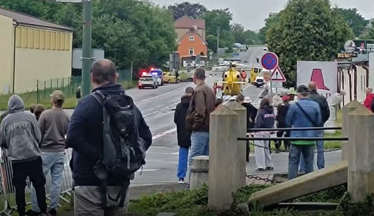 Při závodech v Jičíně zemřel 20letý jezdec. Pořadatelé čelí kritice, že jeli dál