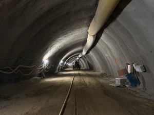 FOTO: Pod Vinohrady vzniká průzkumná štola. Podívejte se do budoucího tunelu