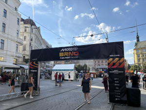 VIDEO: Hvězdy MotoGP dorazily na Svoboďák. Fanoušci lovili podpisy i trička