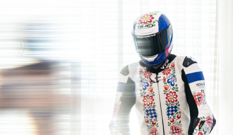Fanoušci MotoGP mohou pomoci dobré věci. Do dražby jde originální helma i kombinéza