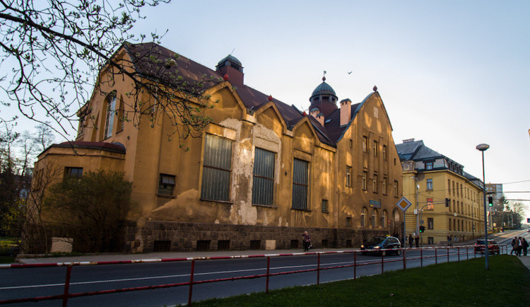 Jablonec nad Nisou dá opravit střechu léta chátrajících městských lázní