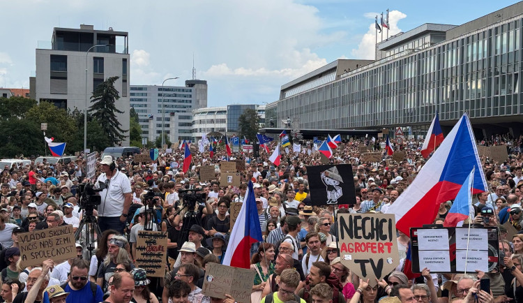Několik tisíc lidí v Praze protestovalo na podporu veřejnoprávních médií