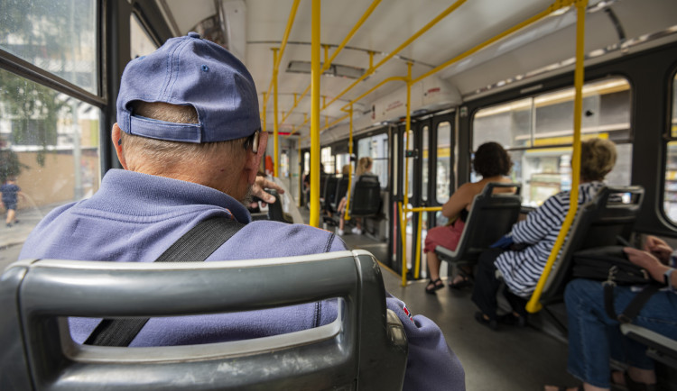 Na Palmovce se srazily tramvaje, posunout je musel autojeřáb