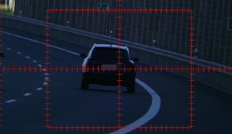 Na D35 jel rychlostí 236 km/h. Řidič z Audi přišel na místě o řidičák