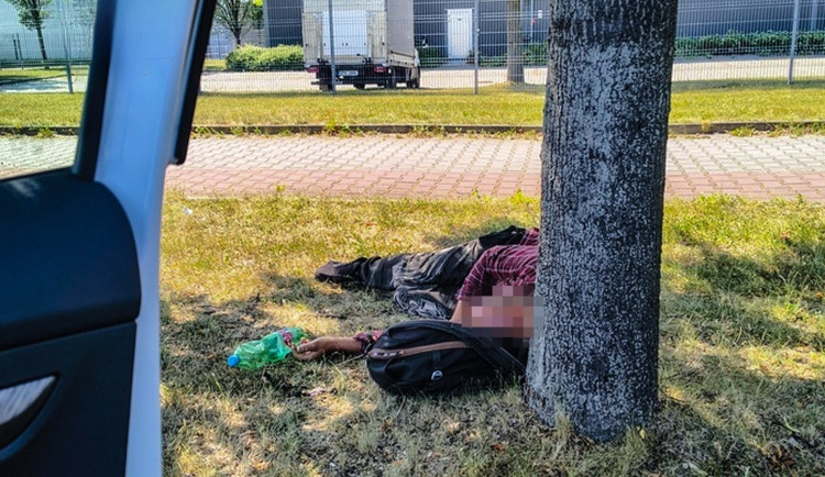 Ve vedru ležel na zemi od rána až do odpoledne muž s vážnými zdravotními potížemi