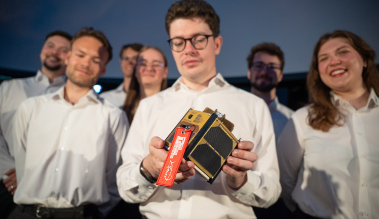 Brněnští studenti sestrojili první univerzitní družici, už brzy poletí do vesmíru
