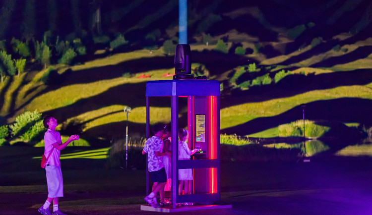 Vzkazy pomocí Morseovky a světelná show. Lidé vysílali přání ke hvězdám