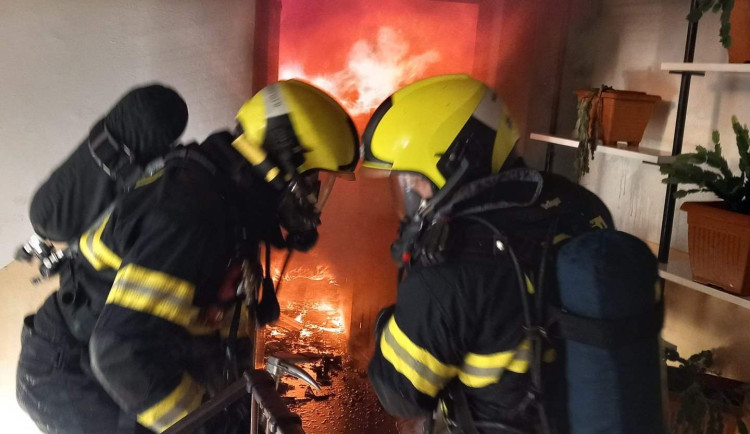 V Břeclavi hořel byt, dva lidé skončili ve vážném stavu v nemocnici