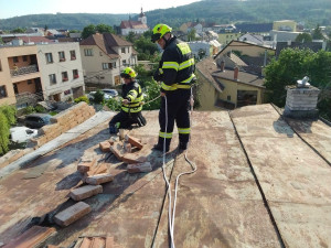 Hořel les, kombajn i pole. Jihomoravští hasiči řešili v pondělí 183 událostí