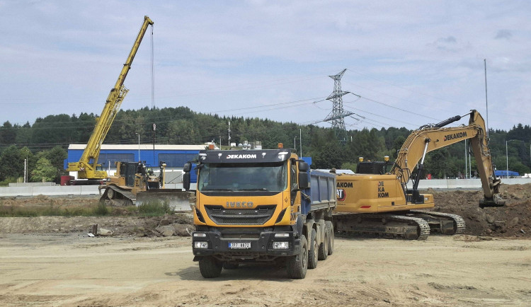 Na D5 přibývají komplikace. Uzavírá se rozvadovská odpočívka i další úsek dálnice