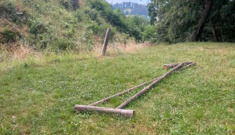 Hrad Brníčko terčem vandala. Ze zábradlí si udělal táborák