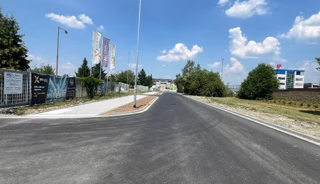 U Panelárny je hotovo. Ulice se dočkala nového osvětlení i cyklostezky