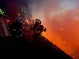 V Bystrci hořel rodinný dům. Škody budou v milionech. dva hasiči se zranili