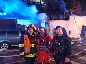 V Bystrci hořel rodinný dům. Škody budou v milionech. dva hasiči se zranili