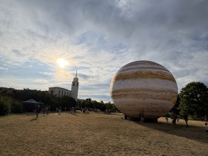 FOTO: Vesmír v Brně. Na Kraví hoře vystavují obří model Jupiteru i černé díry