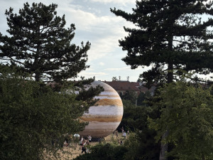 FOTO: Vesmír v Brně. Na Kraví hoře vystavují obří model Jupiteru i černé díry