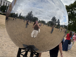 FOTO: Vesmír v Brně. Na Kraví hoře vystavují obří model Jupiteru i černé díry