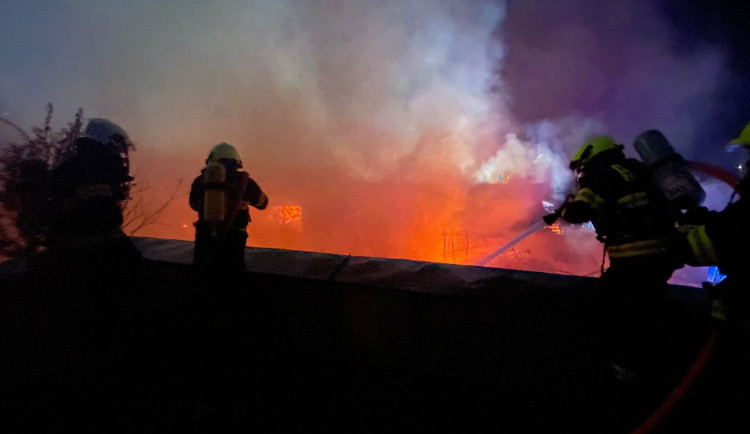 V Bystrci hořel rodinný dům. Škody budou v milionech. dva hasiči se zranili