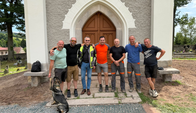 Ukrajinští veteráni pomohli s opravou kaple v Šonově. Kaple má hotový vnějšek