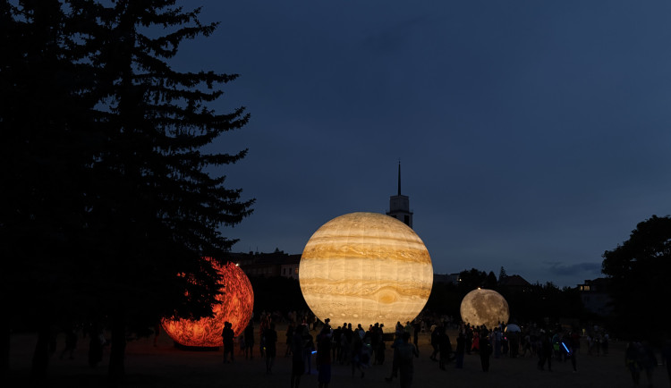 FOTO: Vesmír v Brně. Podívejte se, jak modely planet září v noci