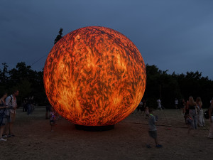 FOTO: Vesmír v Brně. Podívejte se, jak modely planet září v noci