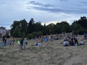 FOTO: Vesmír v Brně. Podívejte se, jak modely planet září v noci