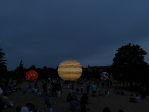 FOTO: Vesmír v Brně. Podívejte se, jak modely planet září v noci