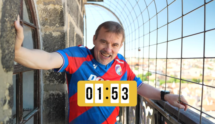 Biskup Holub vyběhl na věž chrámu sv. Bartoloměje. Vyzval lidi k neobvyklému závodu
