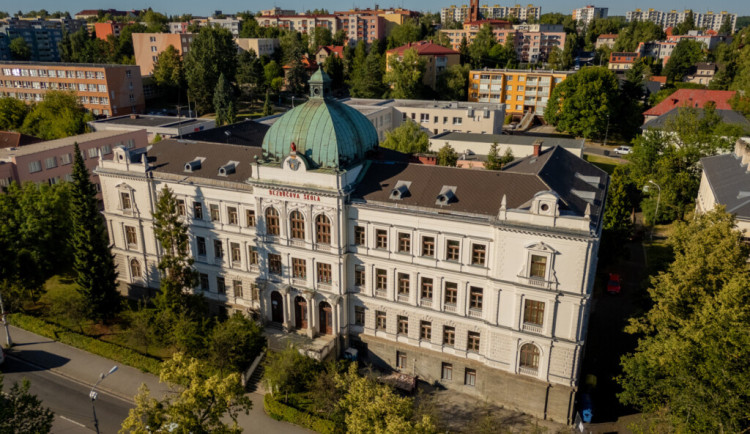 Historická budova Bezručovy školy prochází opravou. Frýdek-Místek bojuje s vlhkostí