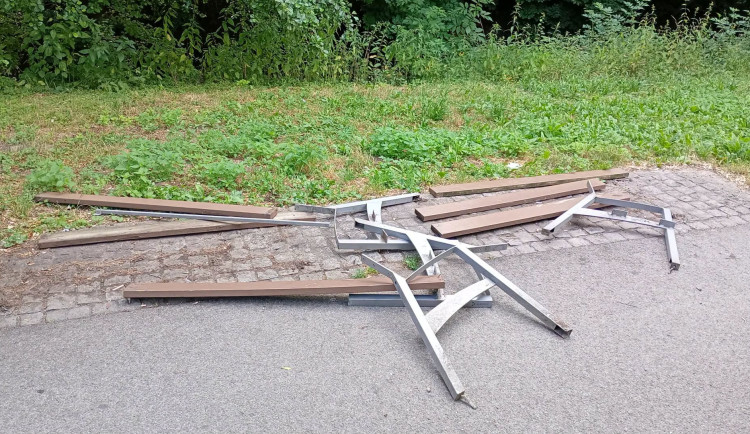 Zdemolované lavičky, poničené osvětlení. Olomoucké parky navštívili vandalové