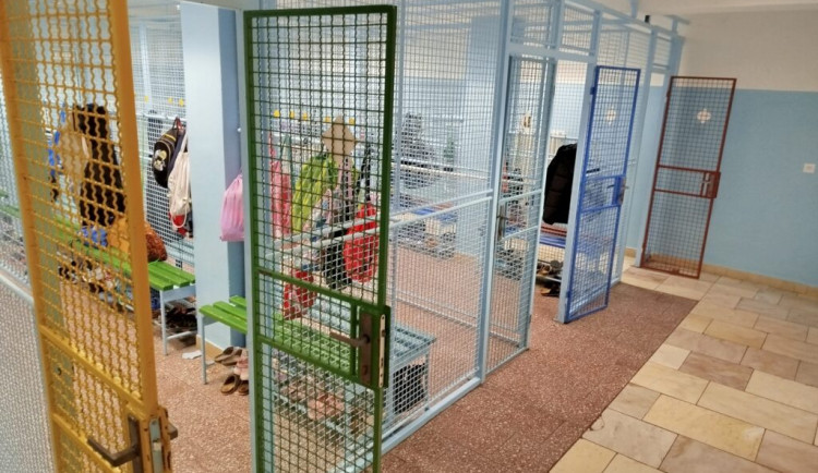 Místo drátěných kójí uzamykatelné skříňky. Nový Jičín rekonstruuje šatny na ZŠ Komenského