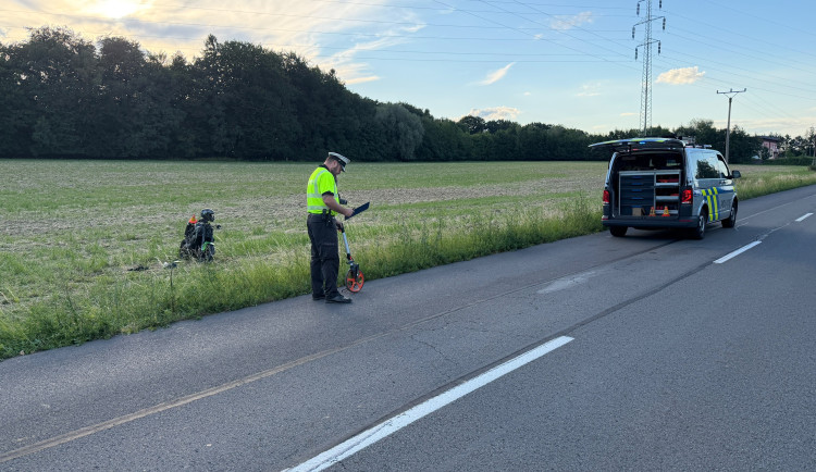 Předjíždění skončilo nehodou. Motorkáře musel odvézt vrtulník