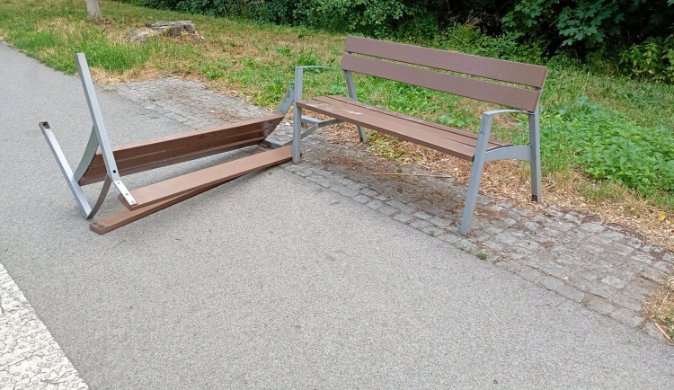 Víte, kdo zničil lavičky v parku? Náměstek olomoucké primátorky nabízí finanční odměnu