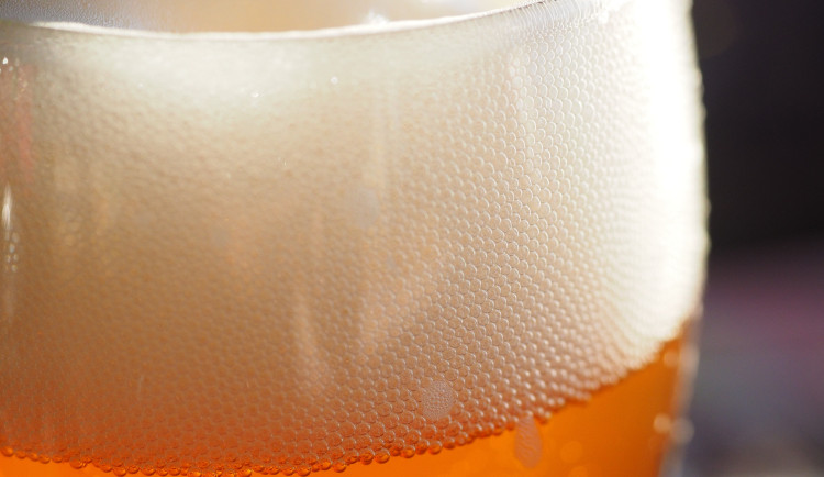 Čtyři rozdal, jedno vypil. Muž z Brna kradl pivo, protože ho naštvala partnerka