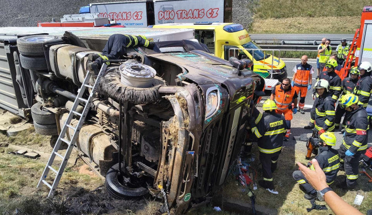 Na D3 havaroval kamion. Pro zraněného řidiče letěl vrtulník
