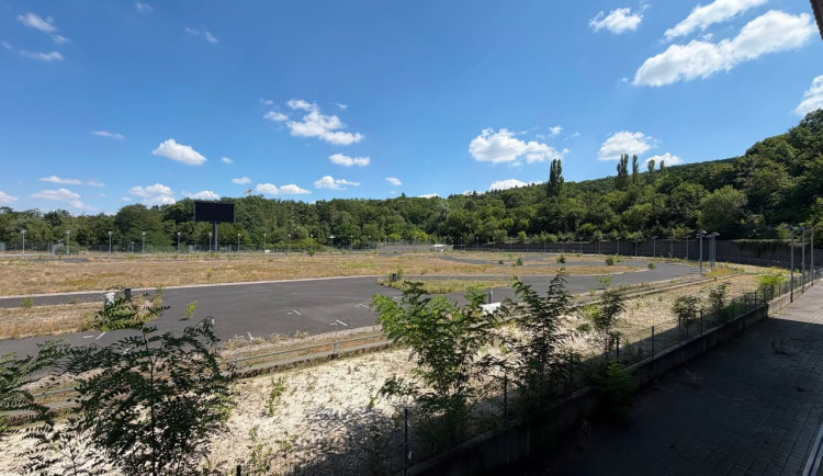 Z chrtího závodiště v Motole bude atletický stadion. Otevřít by mohl za rok a půl