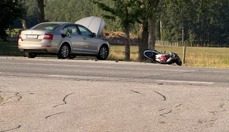 Střet motorky s autem u Maloviček. Zraněnou ženu transportoval do nemocnice vrtulník