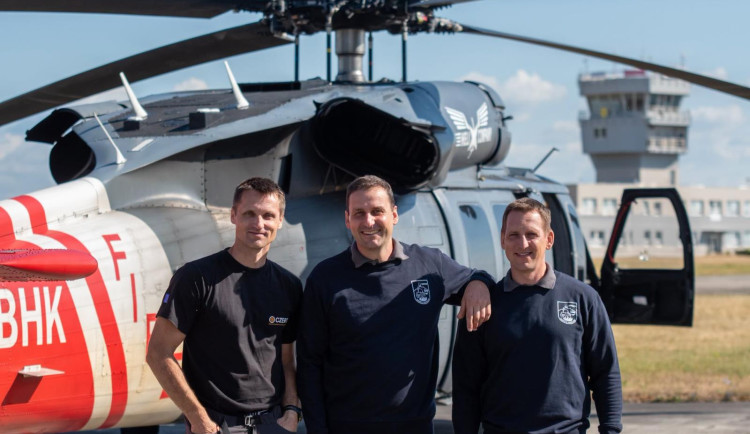 Na společné fotografii zleva: npor. Tomáš Přinosil – velitel modulu z HZS MSK, a pprap. Radek Mísař a nstržm. Jan Sotolář, letečtí záchranáři HZS JHM.