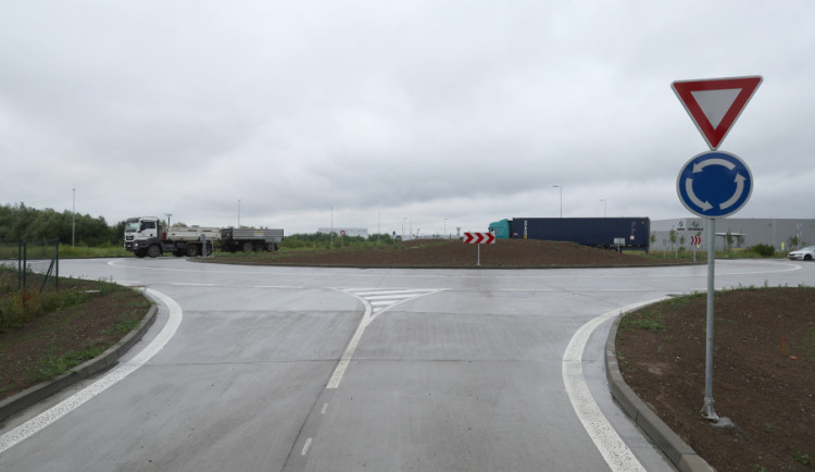 Místo křižovatky je v Mošnově kruhový objezd. Vyšel na 30 milionů