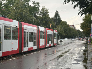 FOTO: Déšť v Brně zastavil dopravu, voda zaplavila podjezdy i ulice. Padaly i kroupy