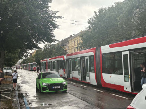 FOTO: Déšť v Brně zastavil dopravu, voda zaplavila podjezdy i ulice. Padaly i kroupy