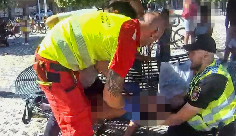 Strážníci v centru Hradce Králové zachránili dítě po náhlém kolapsu