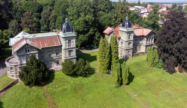 Chátrající Hückelovy vily mají šanci na záchranu. Novému Jičínu pomůže kraj