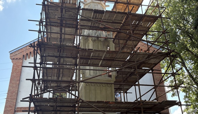 Na Křenové restaurují sloup, který přešel řeku bez jediného kroku