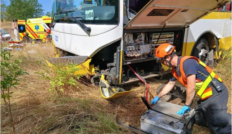 Při nehodě dvou autobusů u Oleksovic na Znojemsku se zranilo 40 lidí